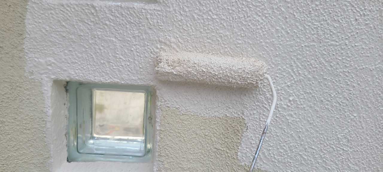 仕上げ塗装1回目です。