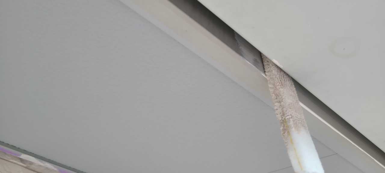 仕上げ塗装1回目です。