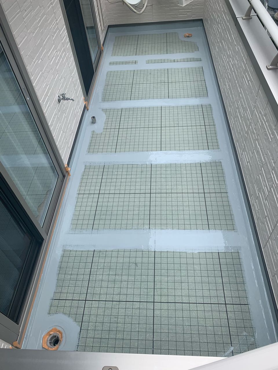 自着シートを張ります。