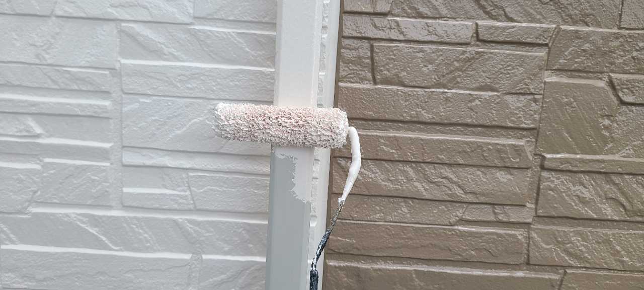 仕上げ塗装1回目です。