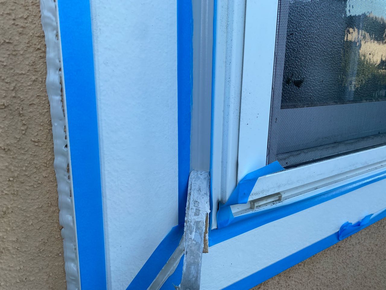 へらで押さえ込みます。