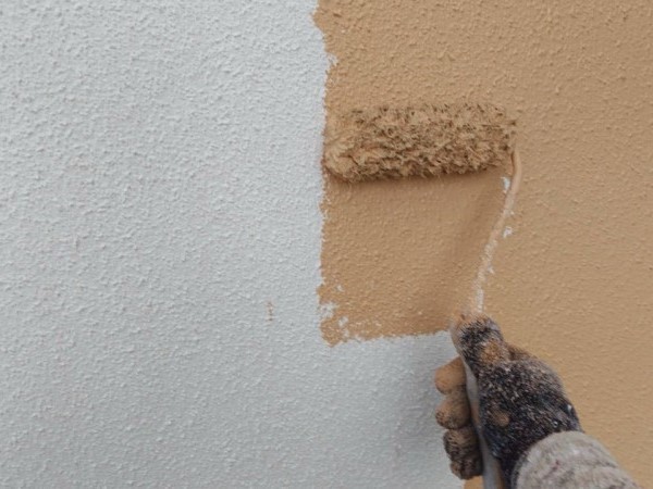 仕上げ塗装1回目です。