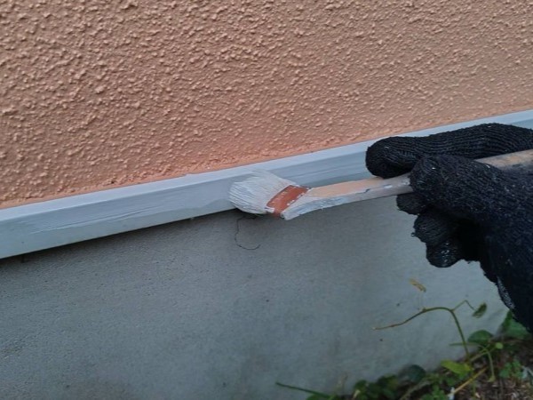 仕上げ塗装1回目です。