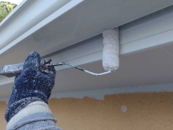 仕上げ塗装1回目です。