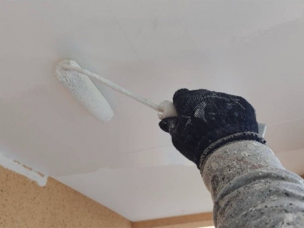 仕上げ塗装1回目です。