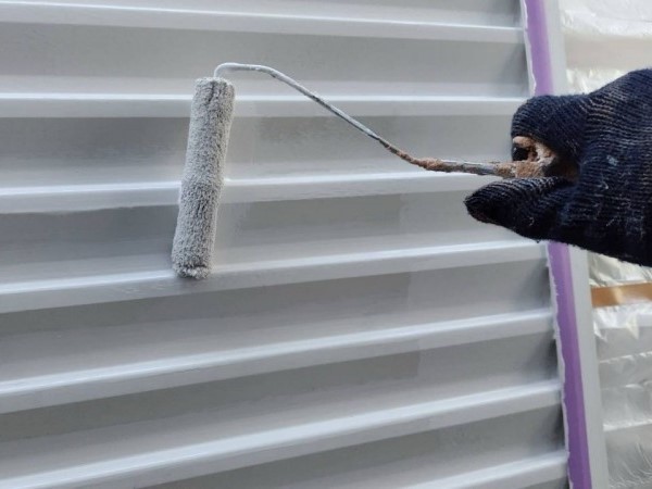 仕上げ塗装1回目です。