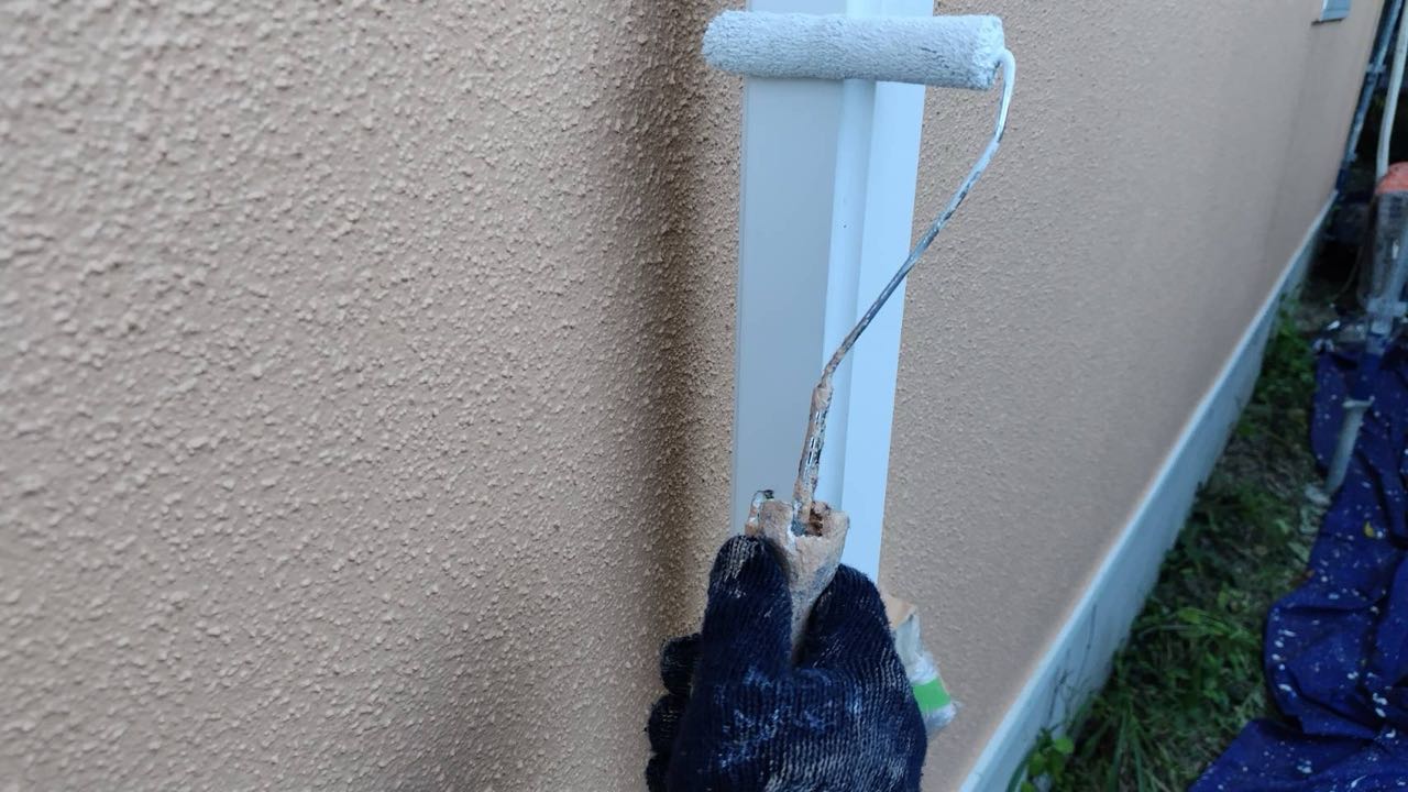 仕上げ塗装1回目です。