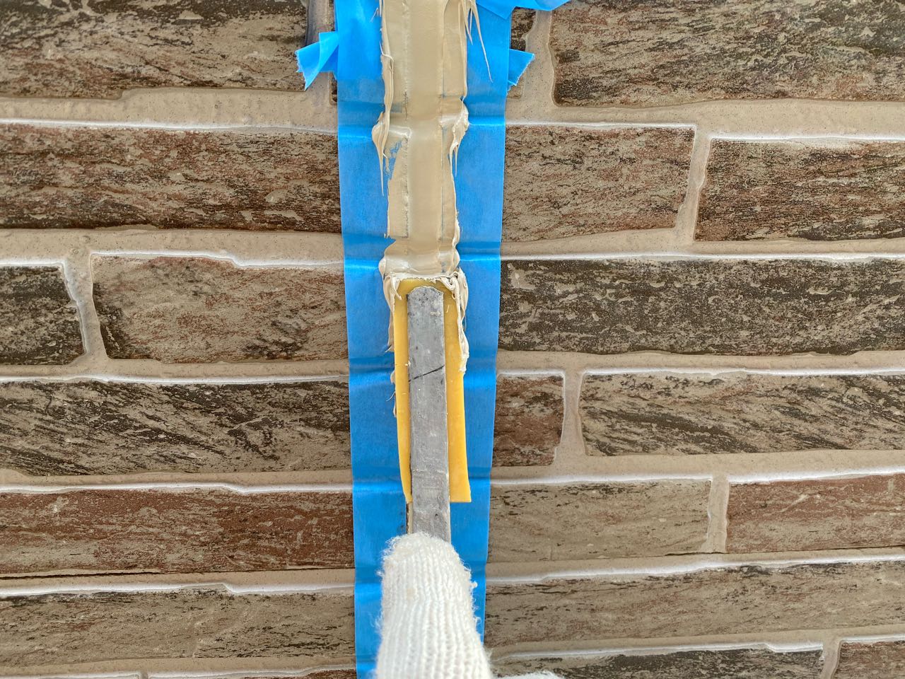 へらで押さえ込みます。