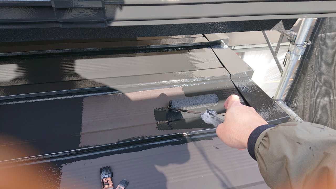 仕上げ塗装1回目です。