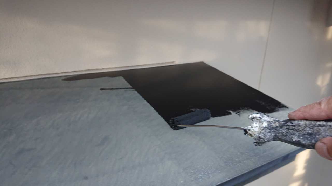 仕上げ塗装1回目です。