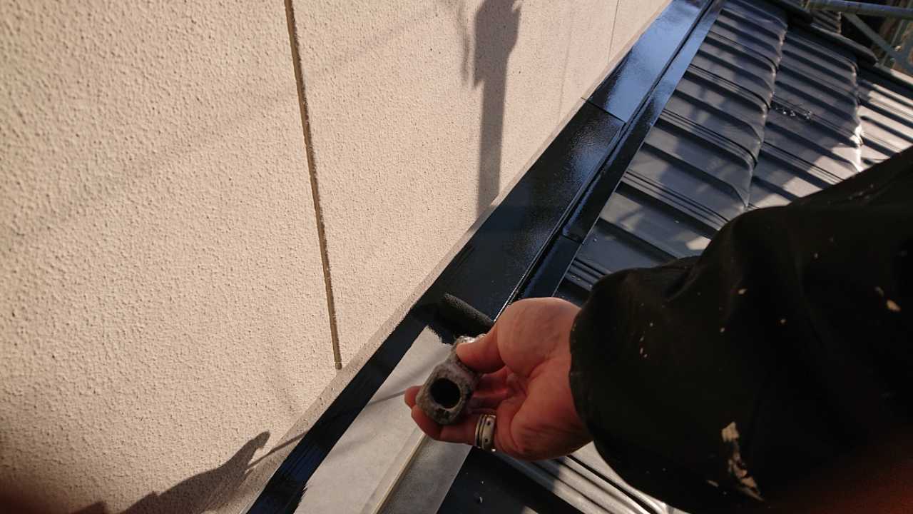 仕上げ塗装1回目です。