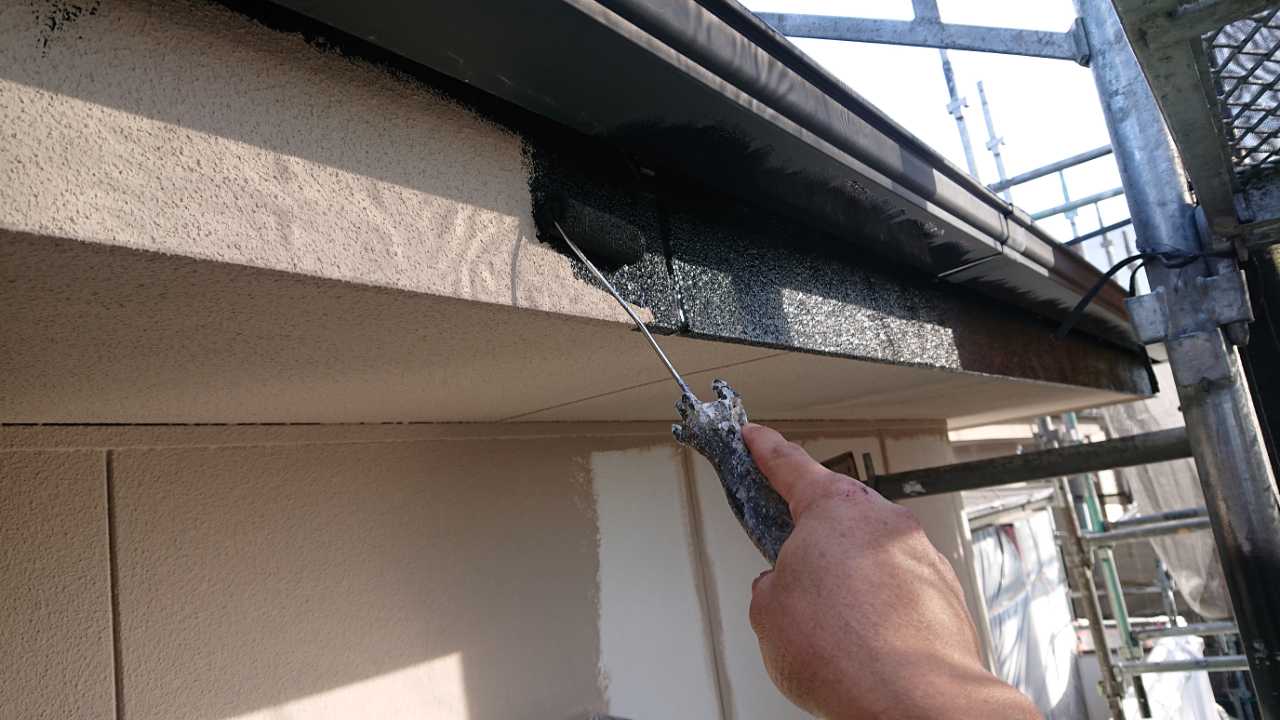 仕上げ塗装1回目です。