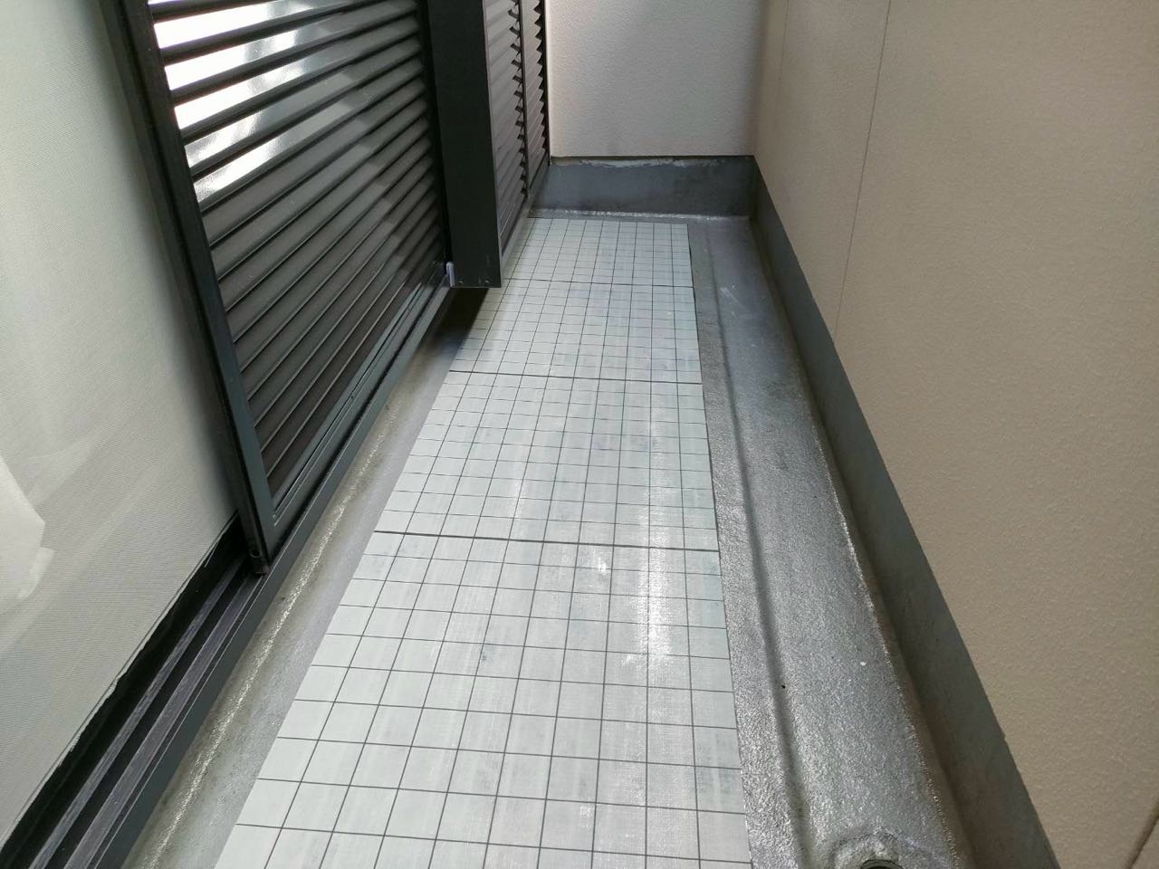 自着シートを張ります。