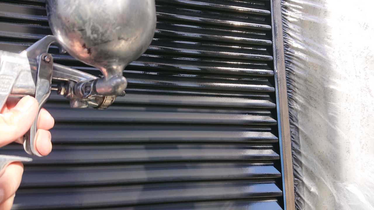 仕上げ塗装1回目です。