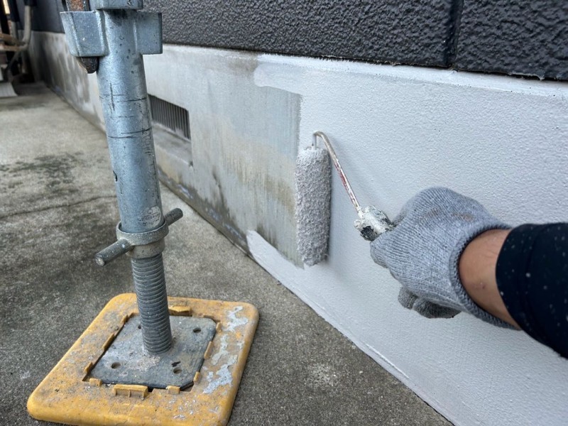 仕上げ塗装1回目です。