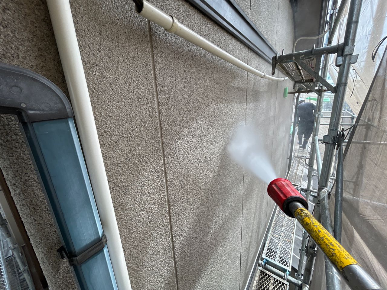 高圧洗浄します。