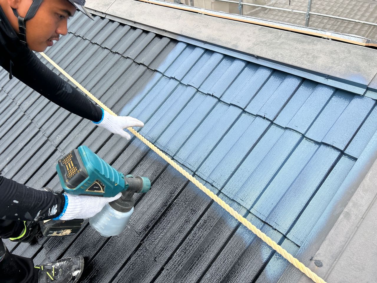 仕上げ塗装1回目です。