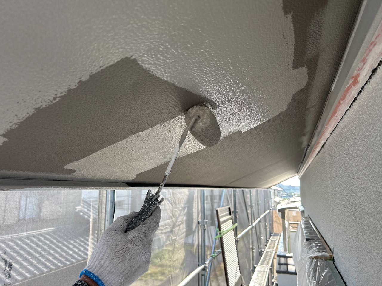 仕上げ塗装1回目です。