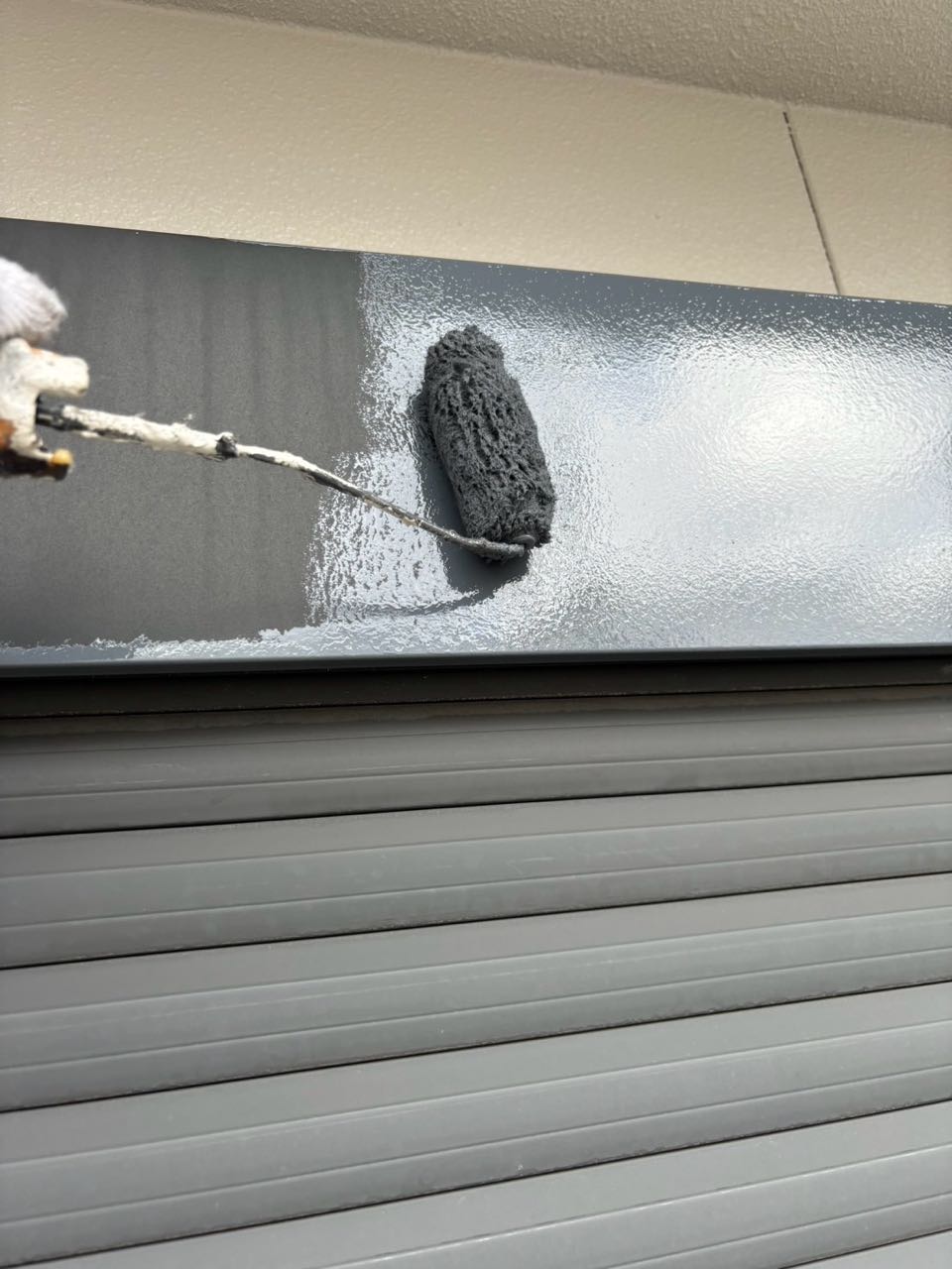 仕上げ塗装1回目です。