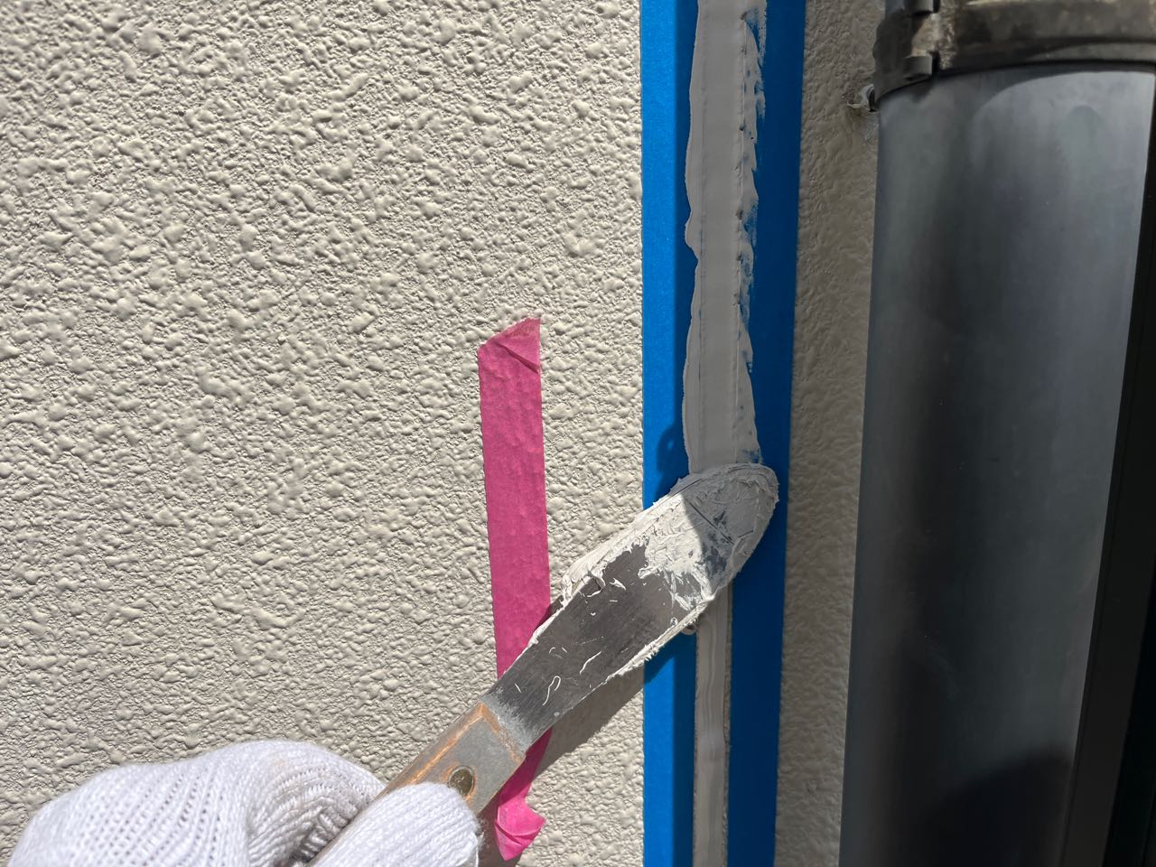 へらで押さえ込みます。