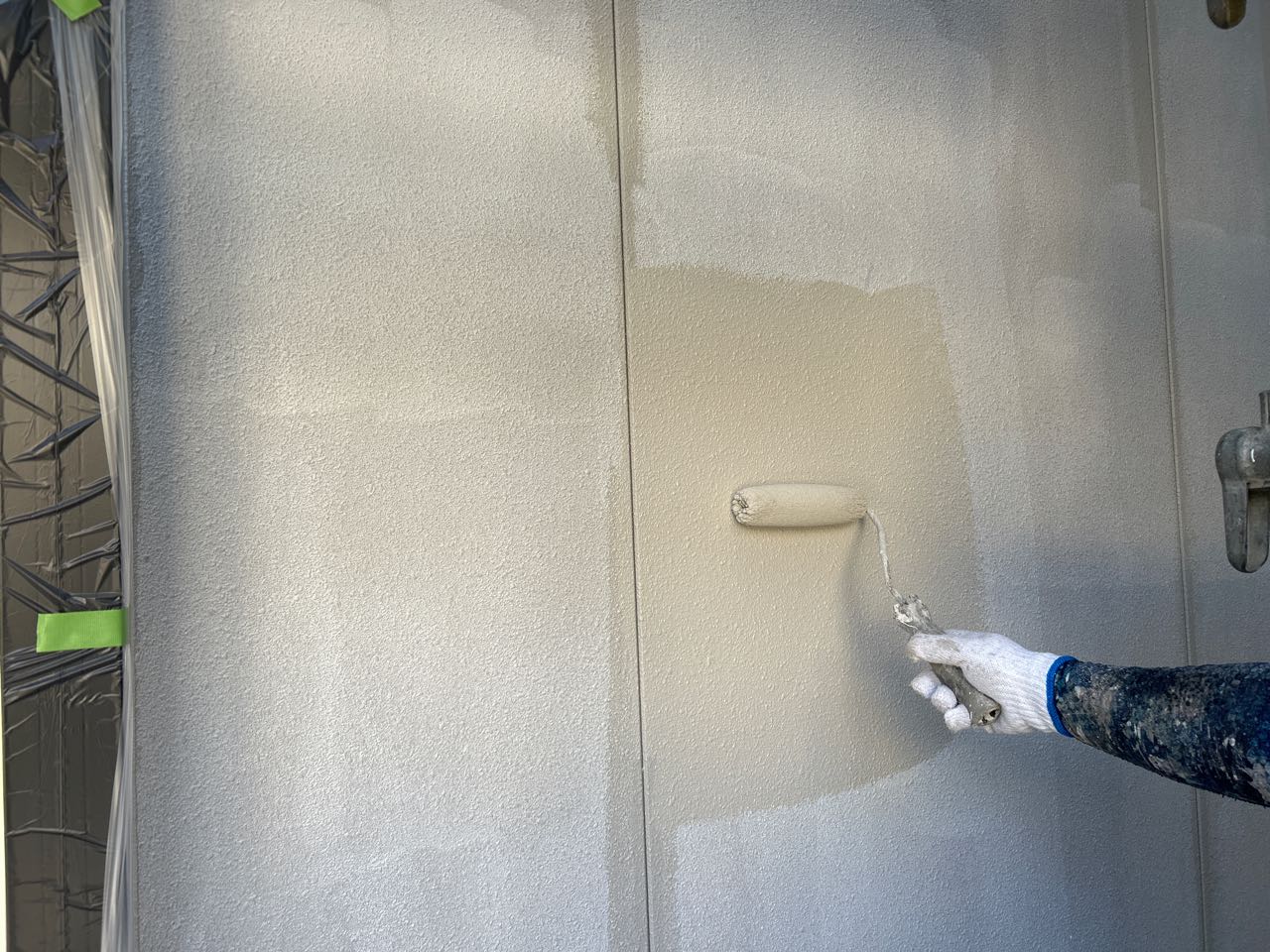 仕上げ塗装1回目です。