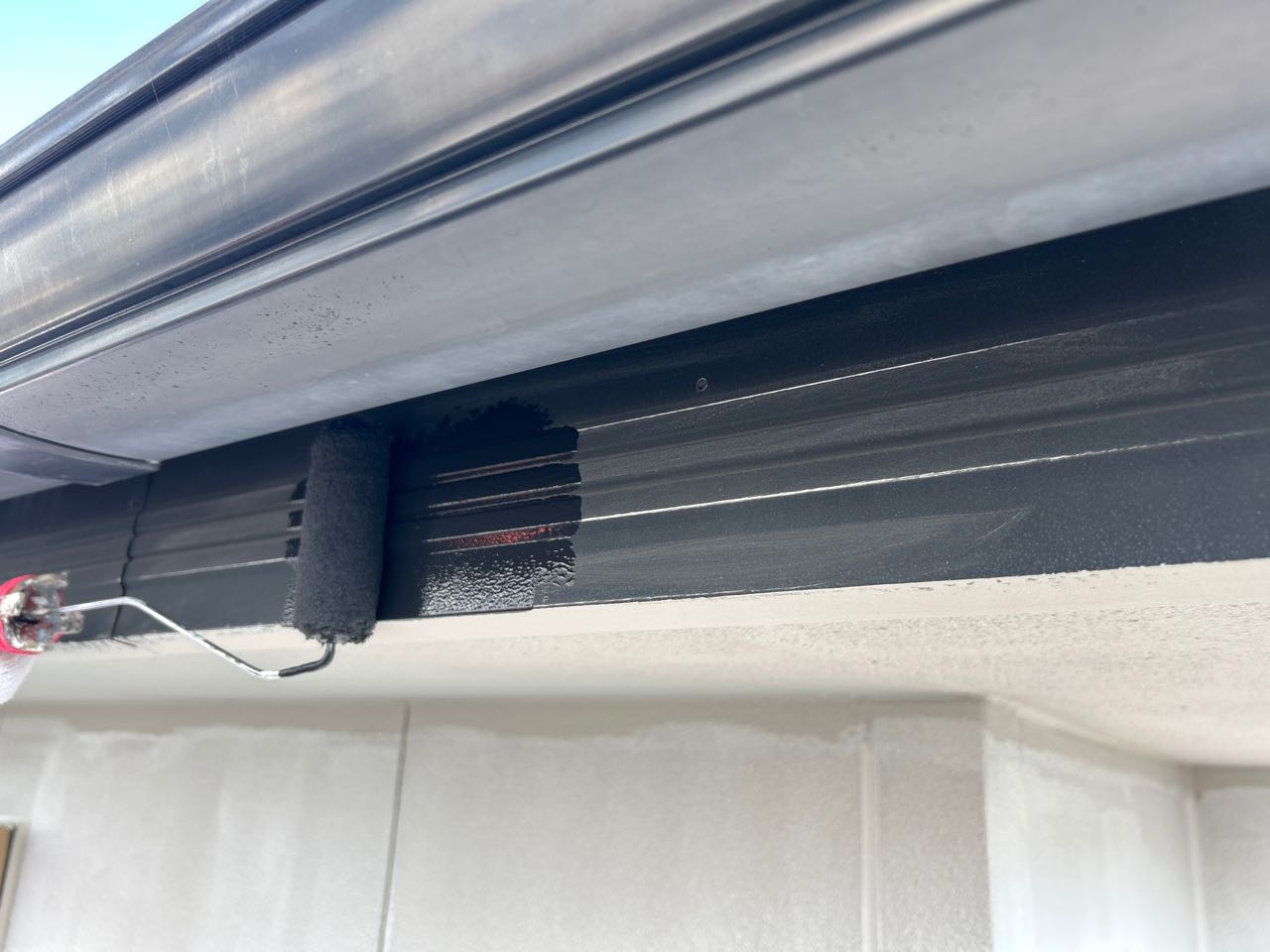 仕上げ塗装1回目です。