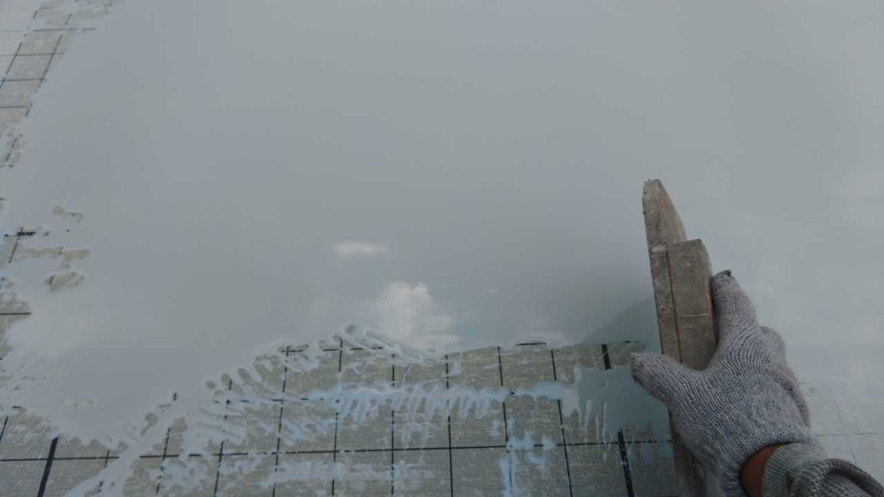 ウレタン防水塗布1回目。