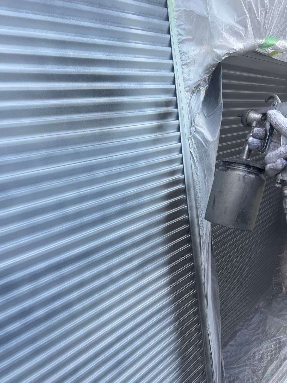 仕上げ塗装1回目です。