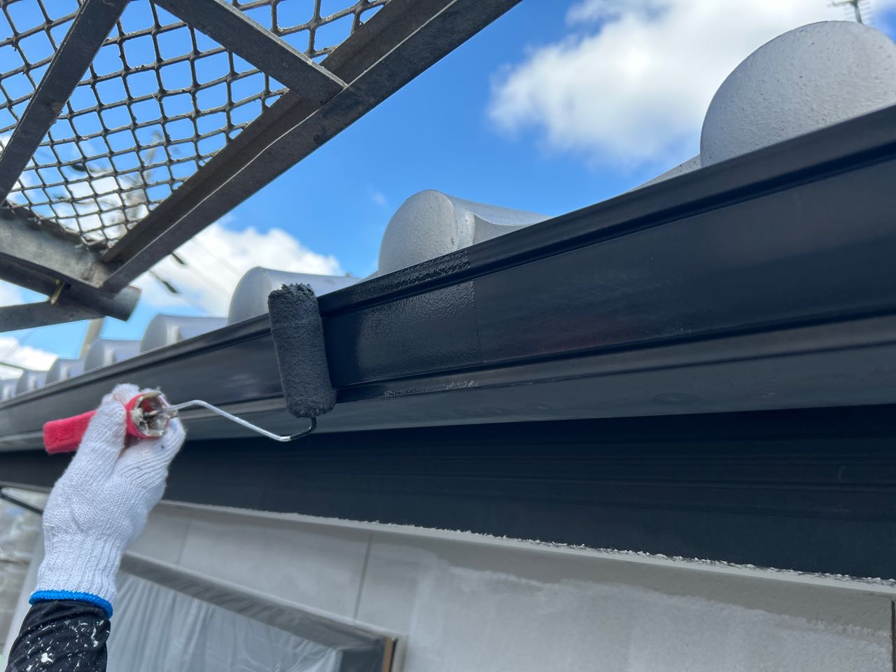 仕上げ塗装1回目です。