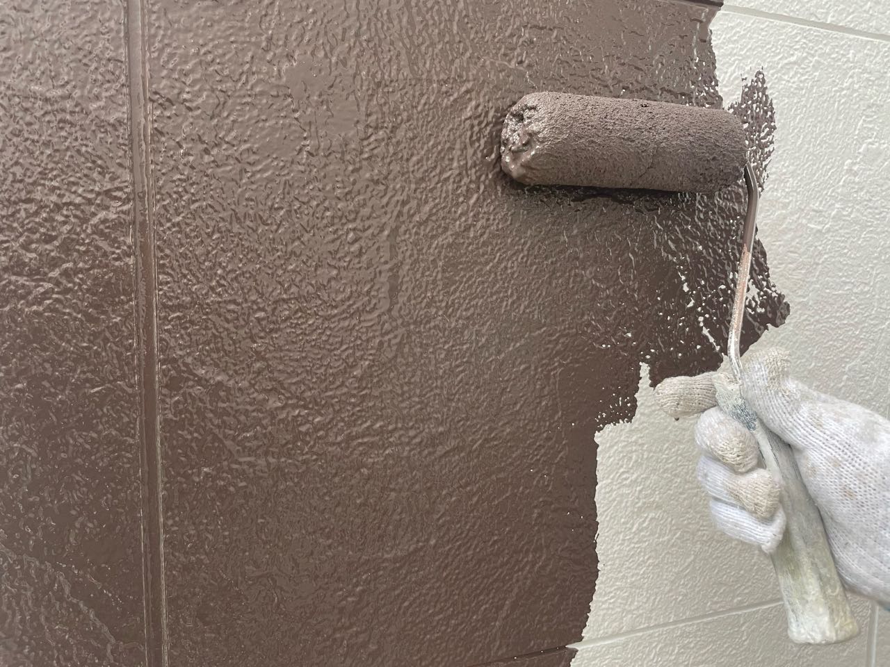 仕上げ塗装1回目です。