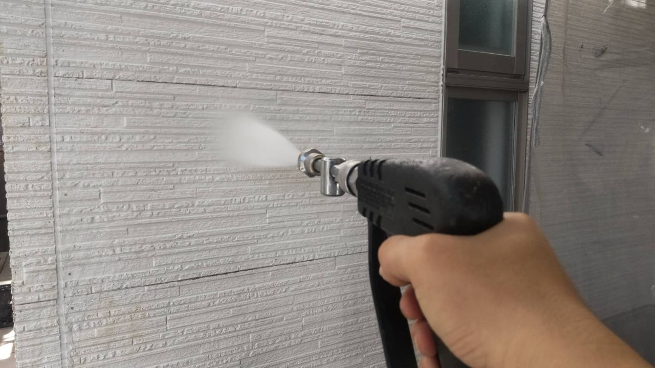 高圧洗浄します。