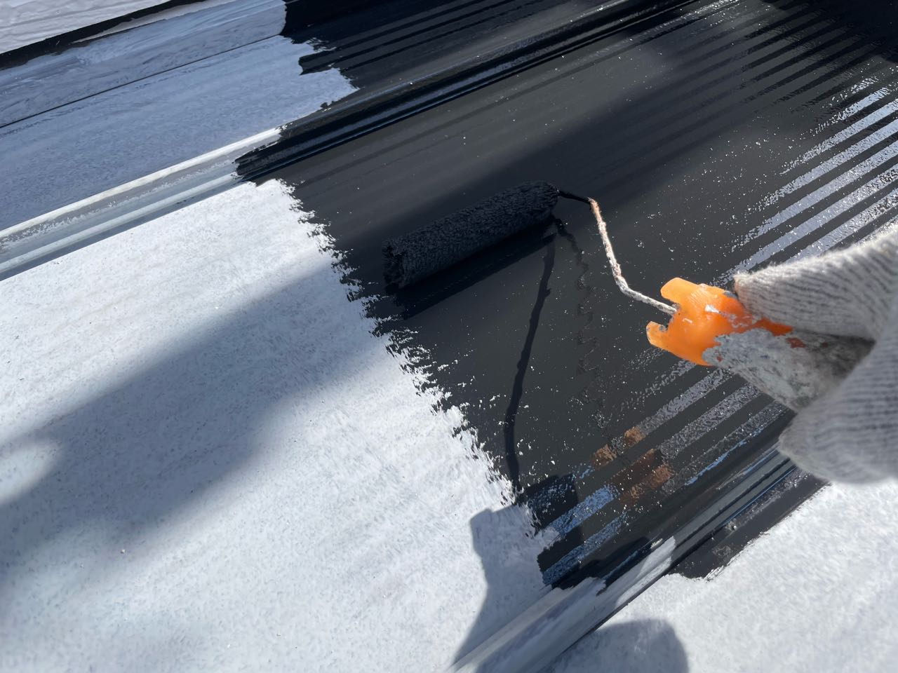 仕上げ塗装1回目です。