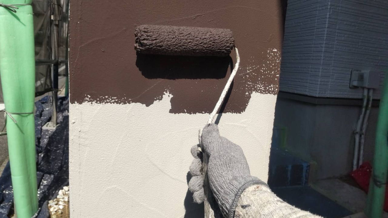 仕上げ塗装1回目です。