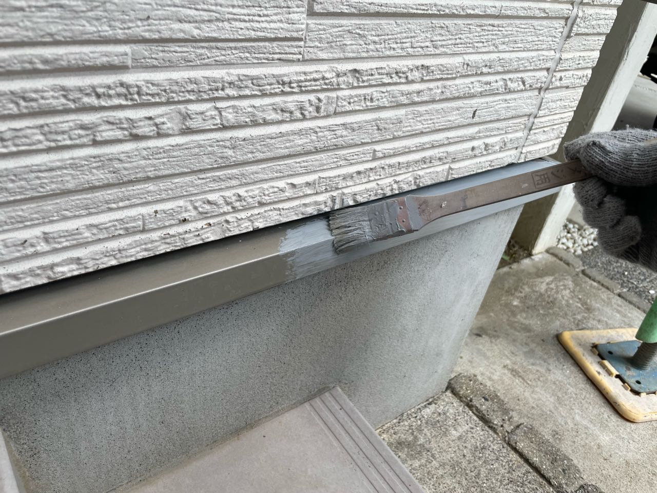 仕上げ塗装1回目です。