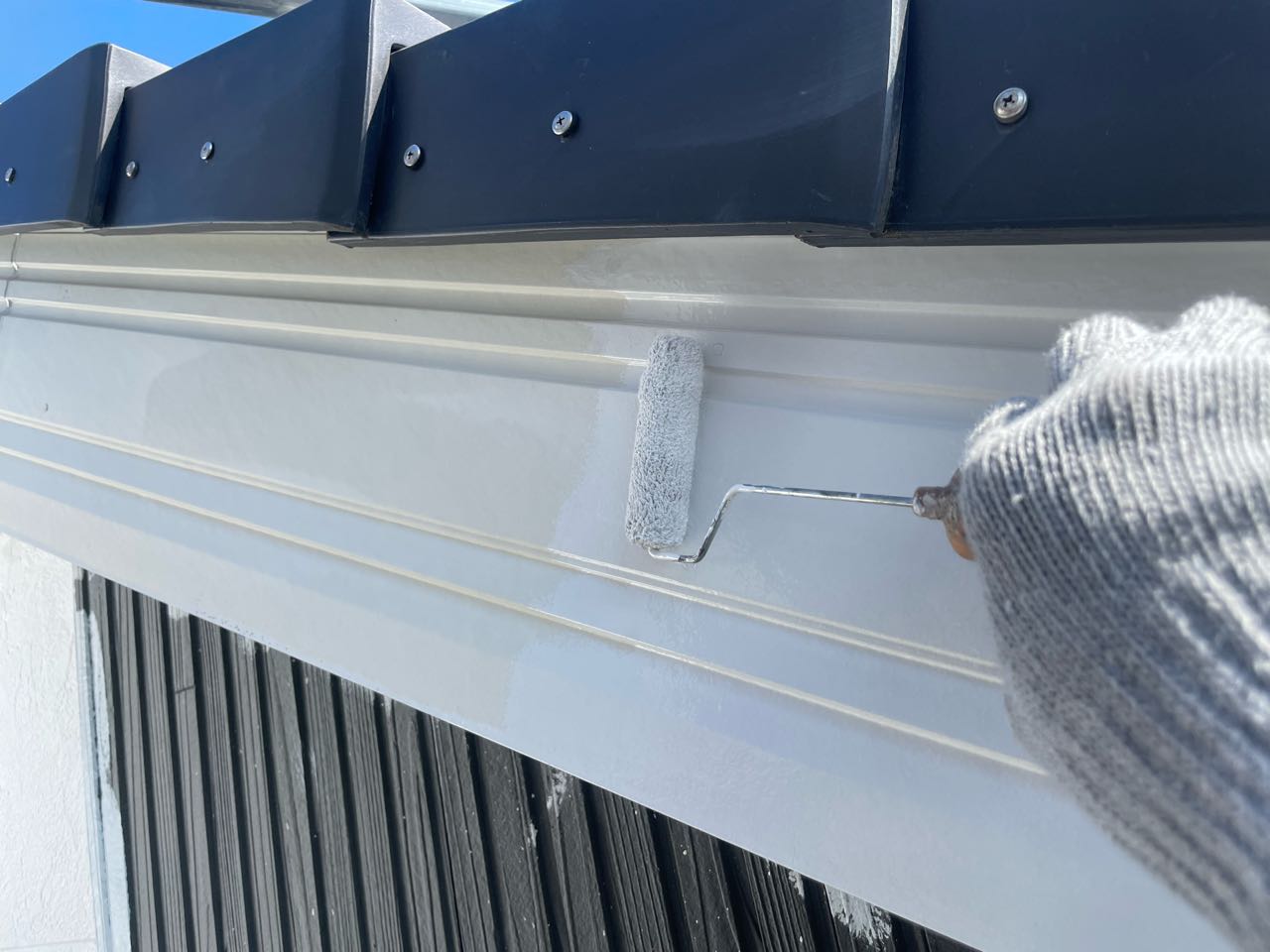 仕上げ塗装1回目です。