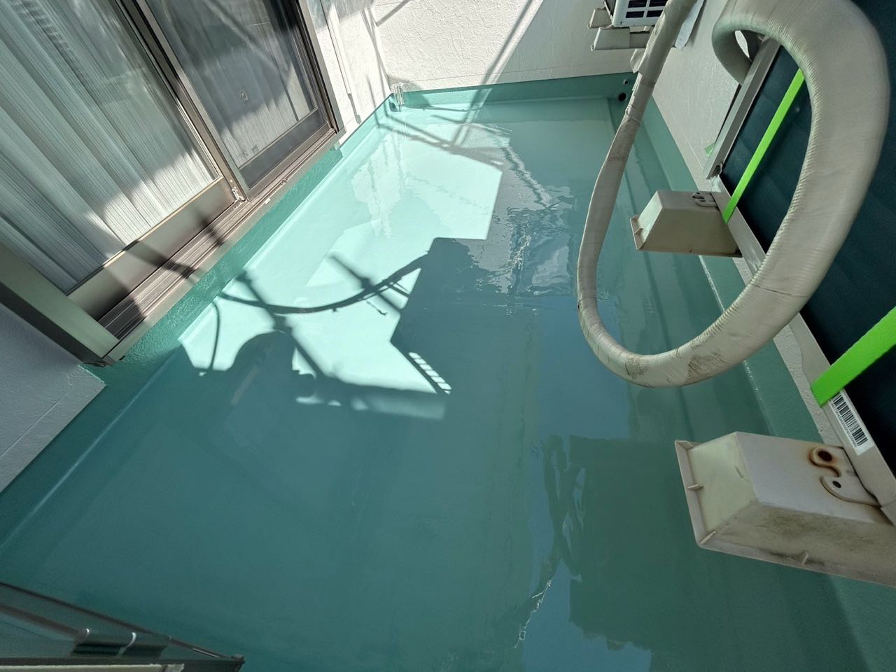 ウレタン防水塗布1回目。