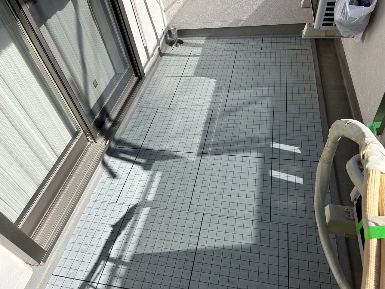 自着シートを張ります。