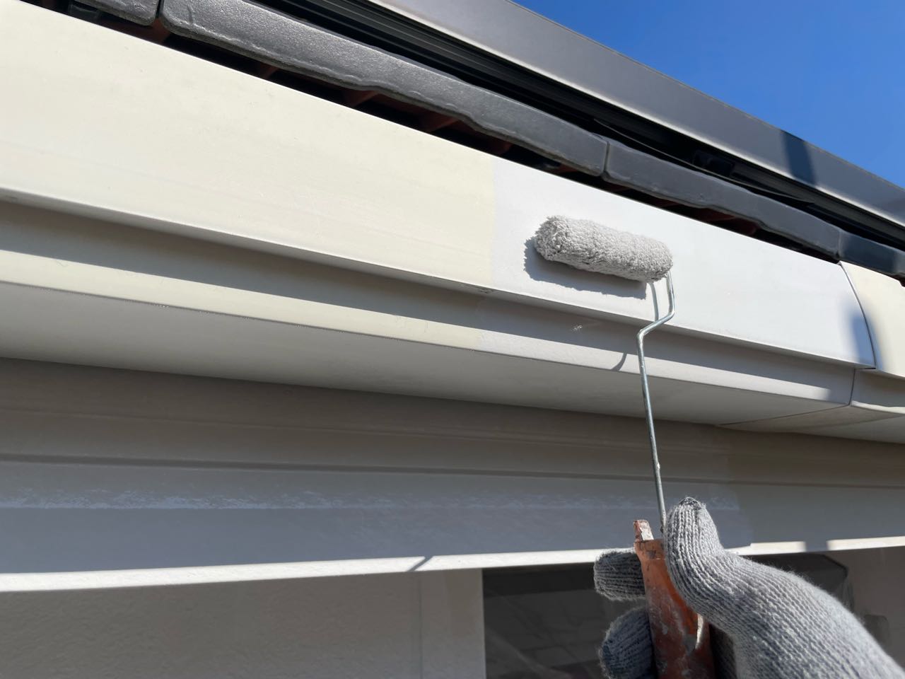 仕上げ塗装1回目です。