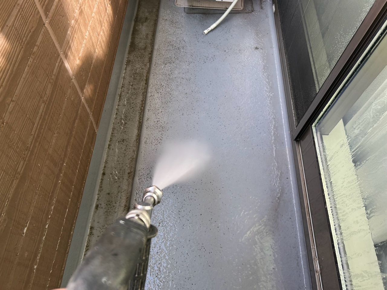 高圧洗浄します。