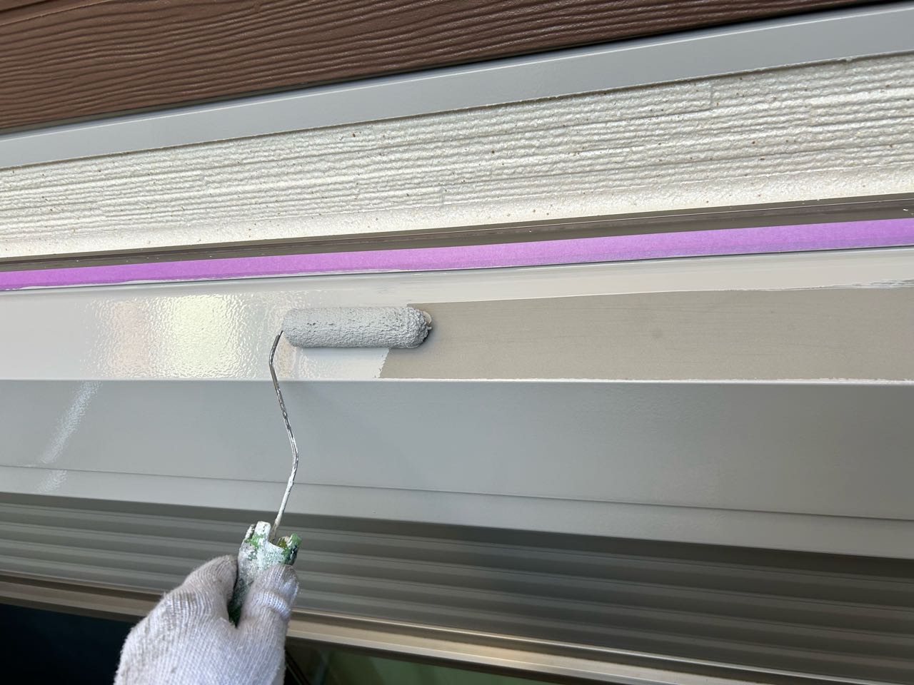 仕上げ塗装1回目です。