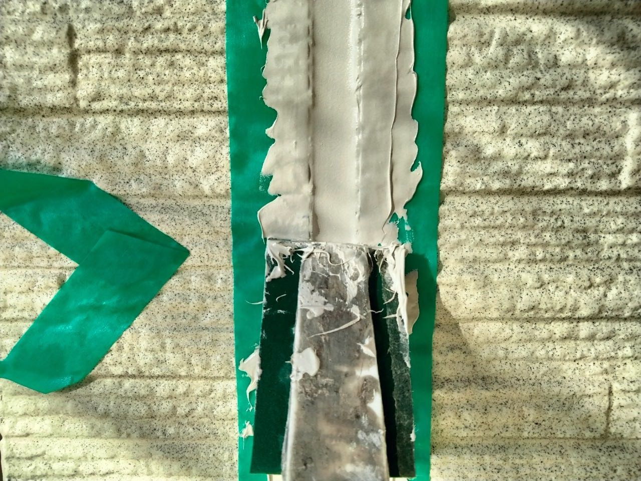 へらで押さえ込みます。