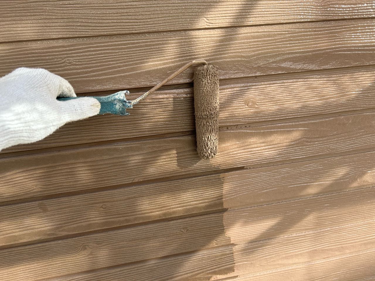 仕上げ塗装1回目です。