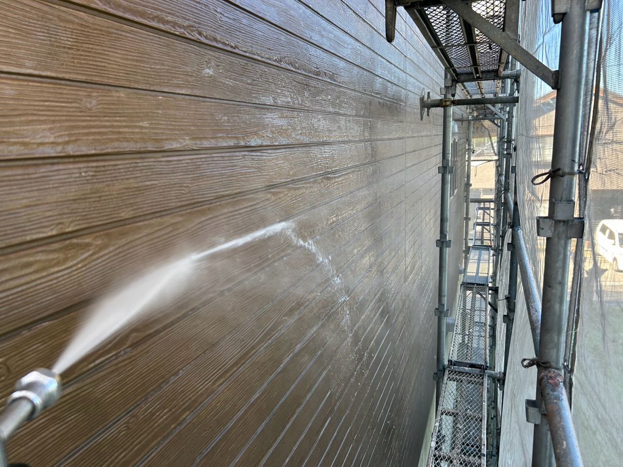 高圧洗浄します。