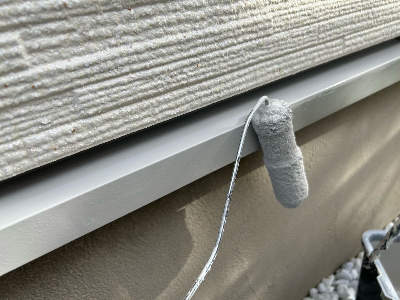 仕上げ塗装1回目です。