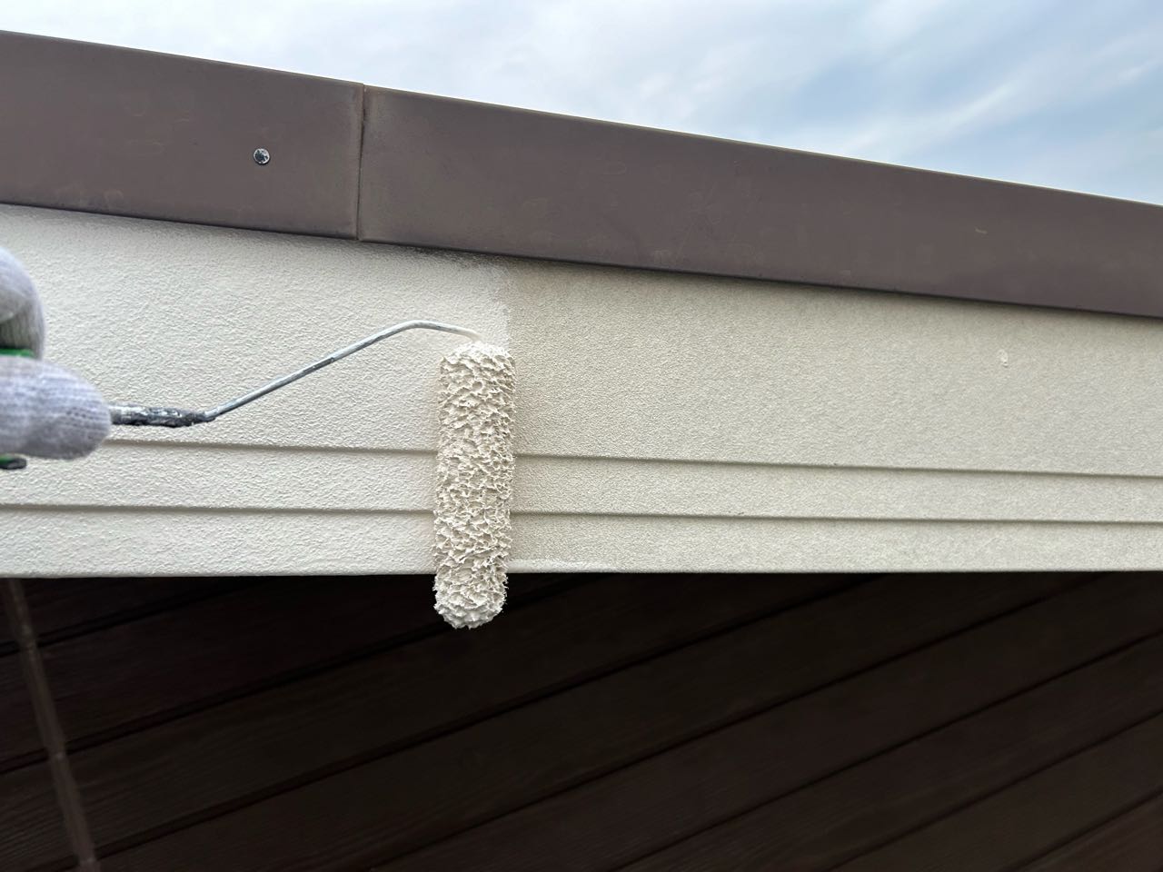 仕上げ塗装1回目です。