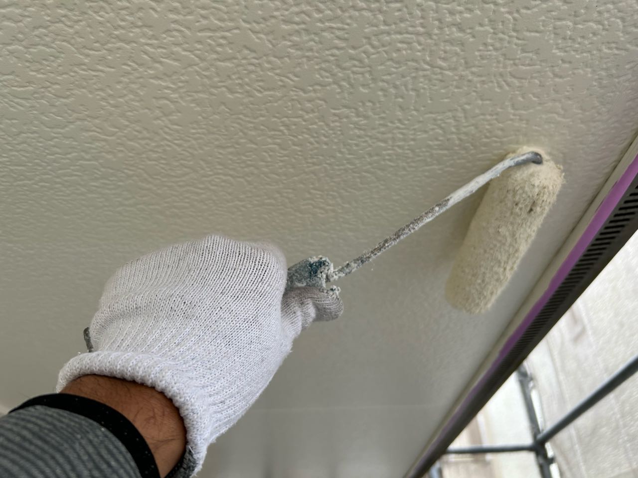 仕上げ塗装1回目です。