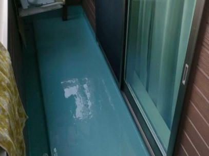 ウレタン防水塗布1回目。