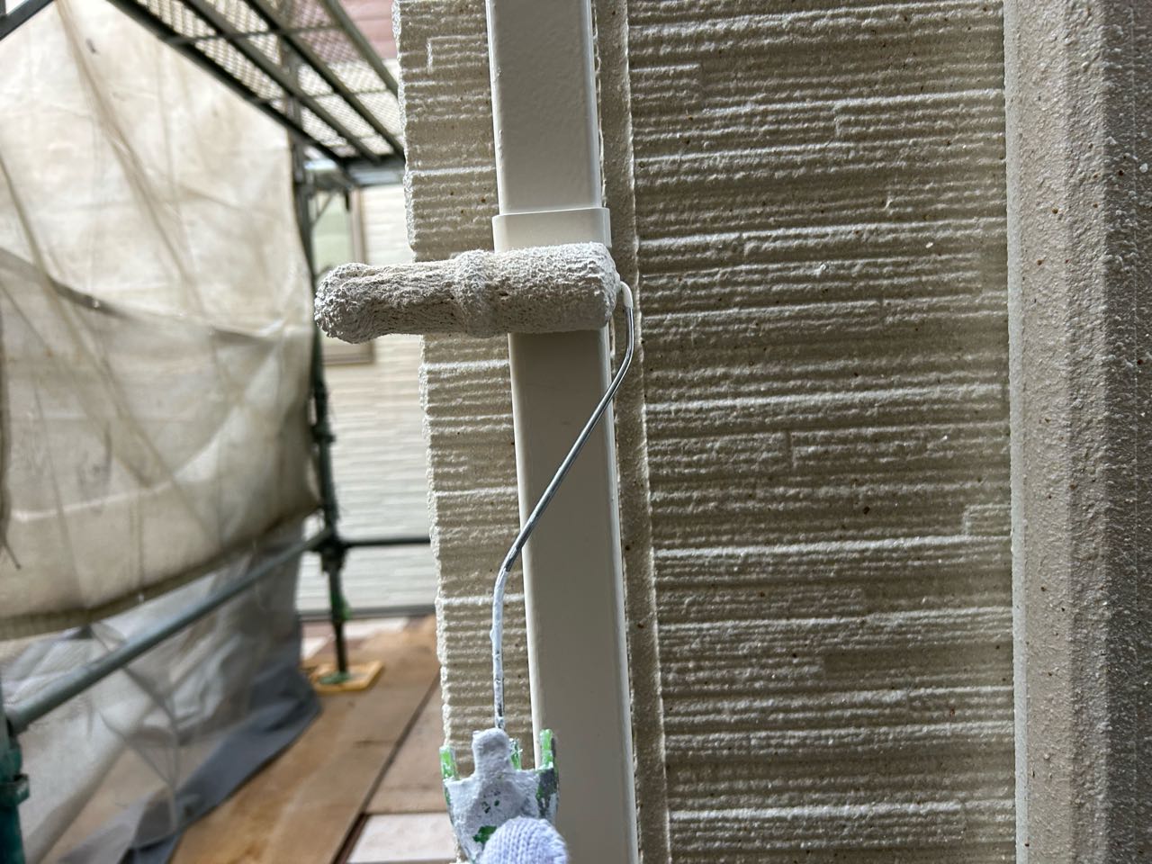 仕上げ塗装1回目です。