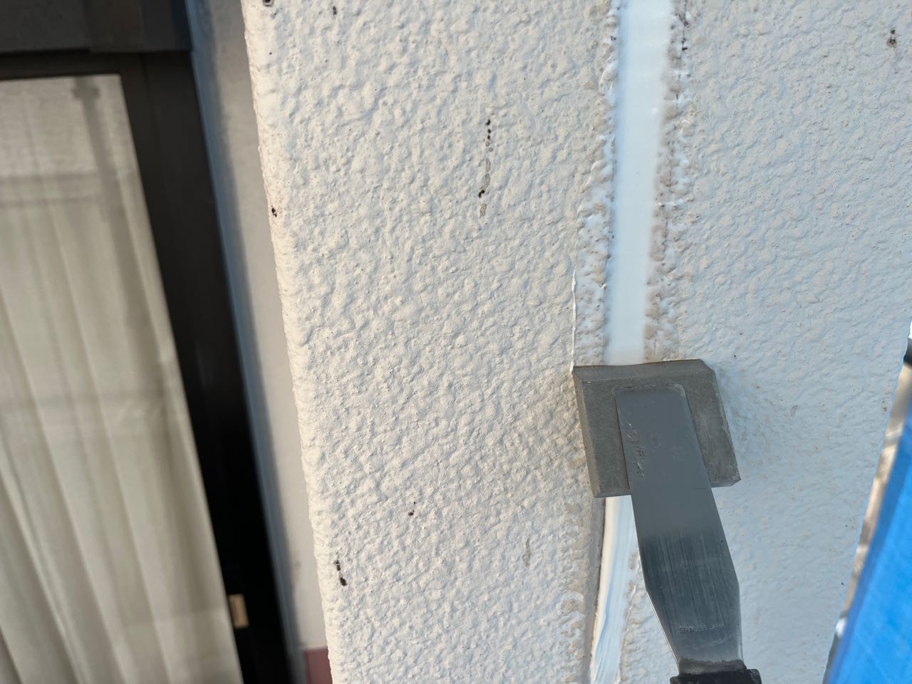 へらで押さえ込みます。