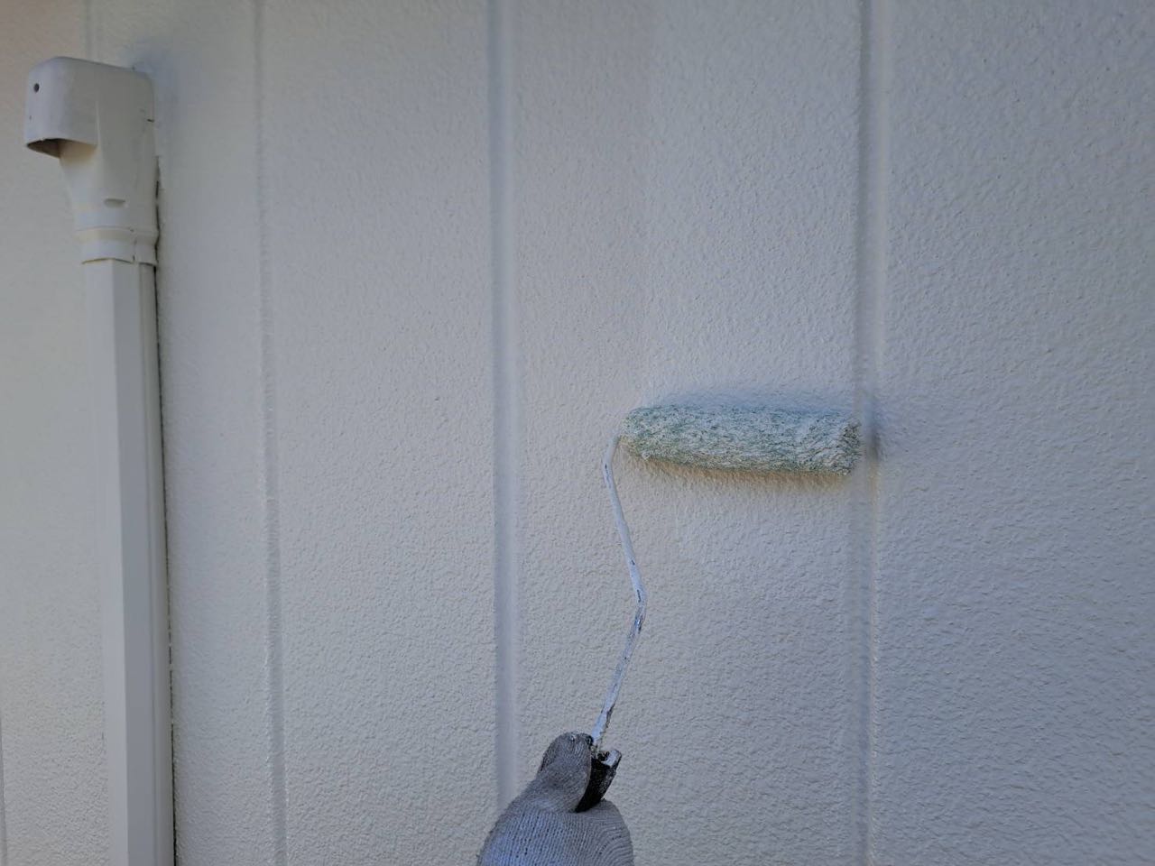 仕上げ塗装1回目です。